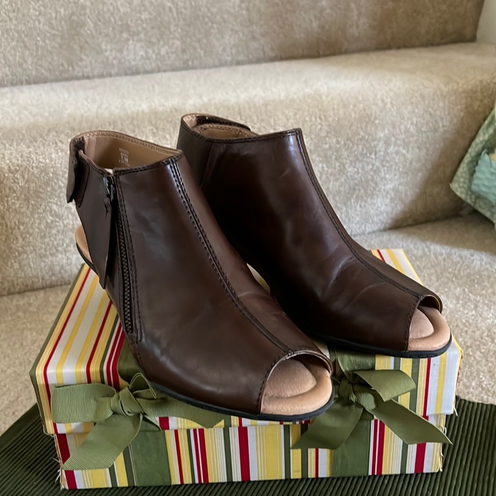 Earth Brand Kristy Bark (Dark Brown) Size 7.5 Leather Velcro Closure Open Toe
